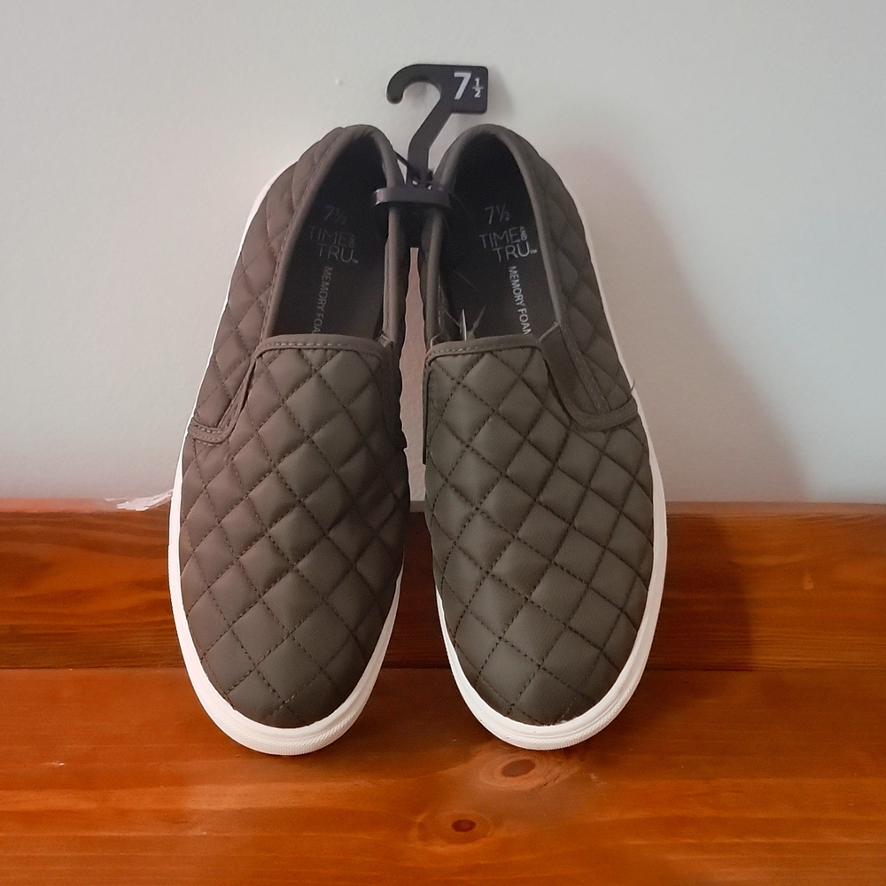 NWT olive green shoes size 7.5